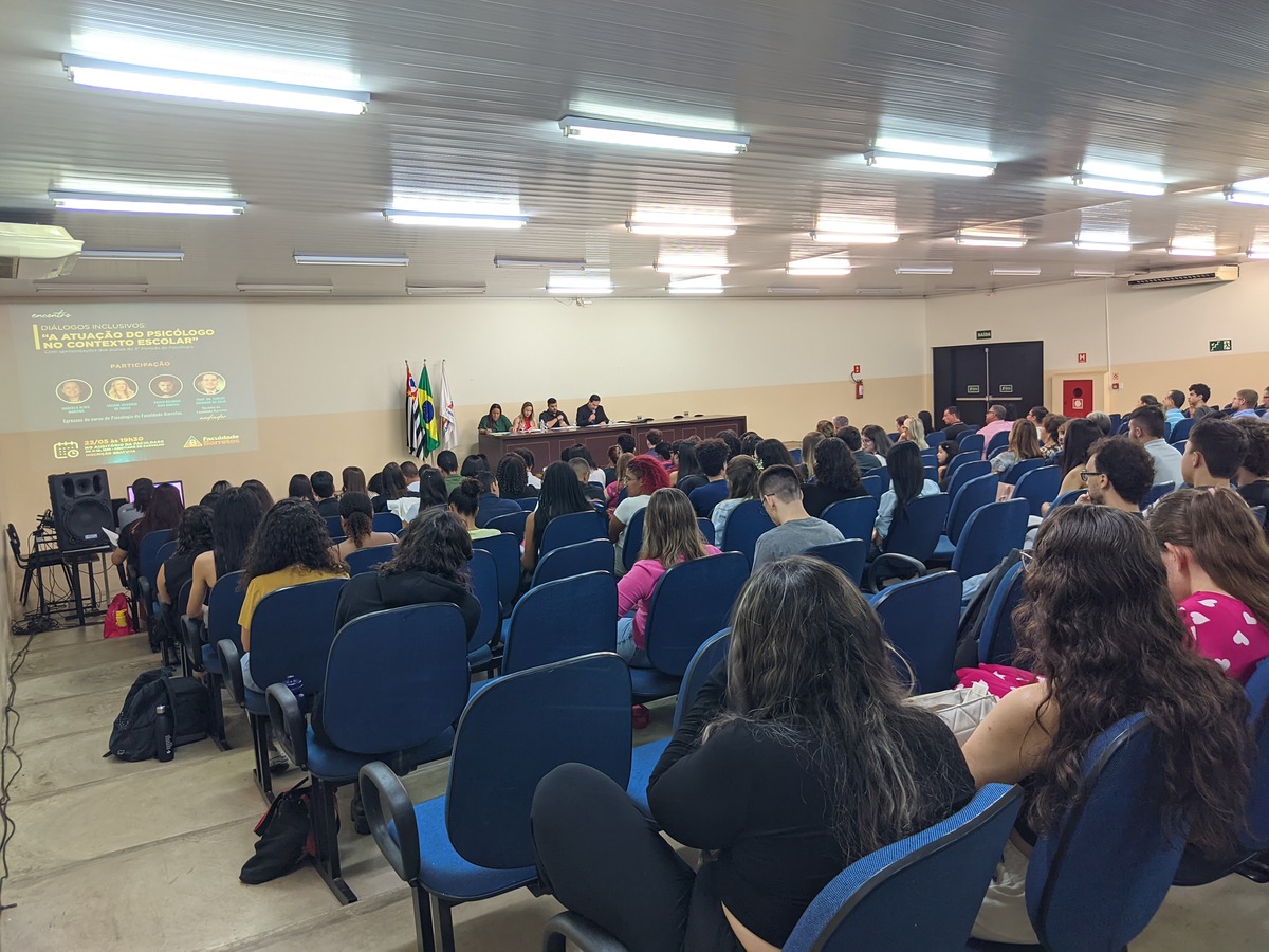 Alunos de Psicologia Brilham em Encontro sobre Inclusão na Educação